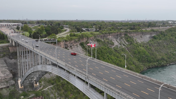 Vue par drone du pont qui surplombe la rivière Niagara et du poste de douane américain.