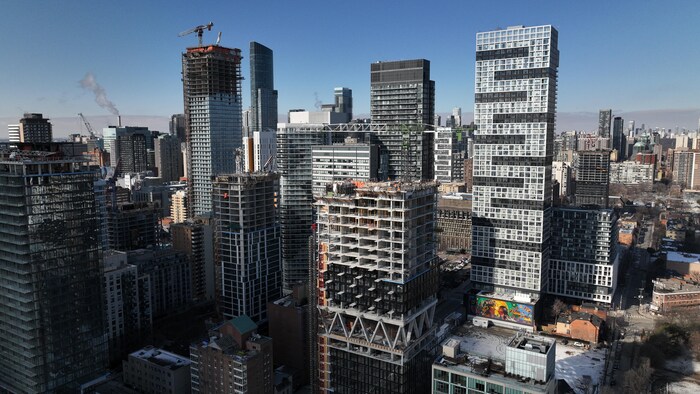Plusieurs condos et édifices qui sont en construction à Toronto.