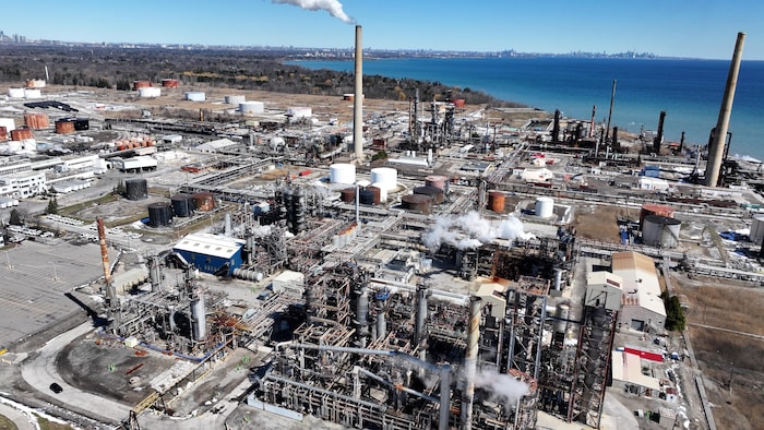 Images par drone de l'usine de fabrication de lubrifiants Petro-Canada à Mississauga, en bordure du lac Ontario. Prise le 24 mars 2024
