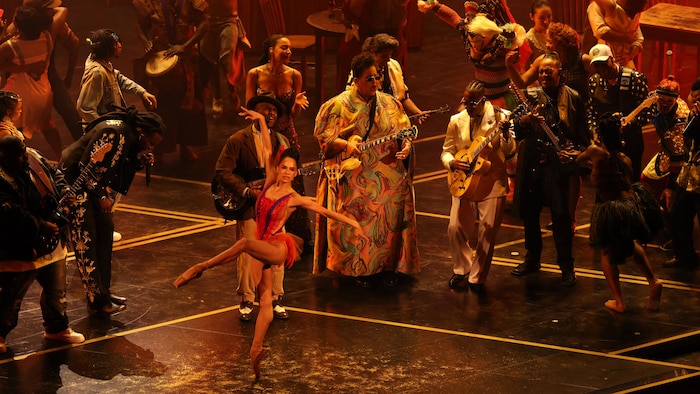 Des danseurs et des musiciens sont sur scène. 