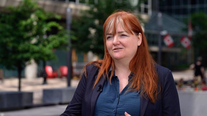 Siobhán Vipond en entrevue à l'extérieur.