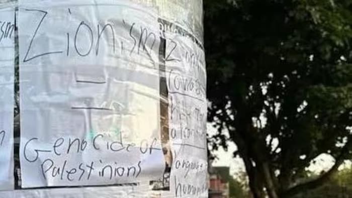 電燈柱貼上一張海報，寫著  "猶太復國主義等如種族滅絕巴勒斯坦人"的標語。
