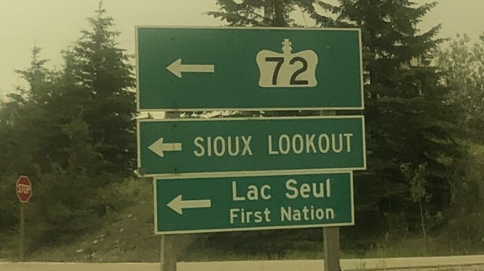 Un panneau annonce Sioux Lookout et la Première Nation de Lac Seul.