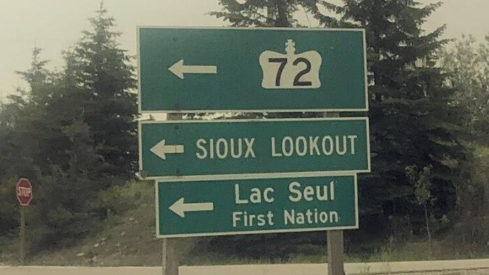 Le panneau routier indiquant le village de la Première Nation de Lac Seul.
