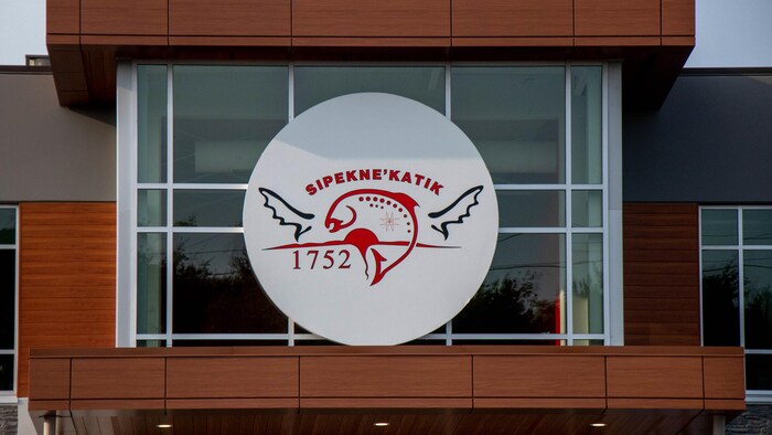 Logo de la Première Nation, composé notamment d'un poisson.