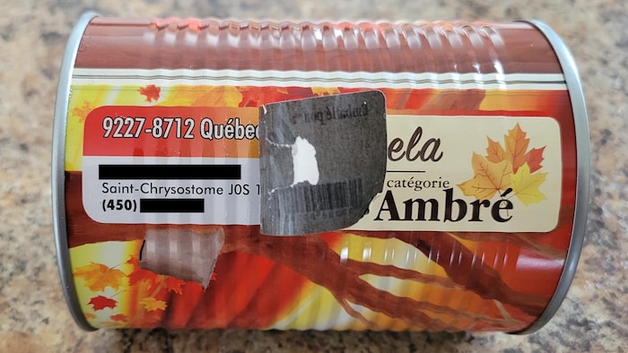 Une conserve de « sirop Angela » vendue dans une épicerie IGA.
