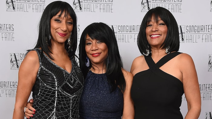 Joni Sledge (centre), avec ses soeurs Debbie (gauche) et Kim (droite), en juin 2016, à New York.