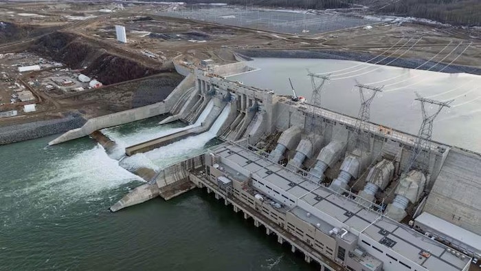 Le barrage du site C d'une vue aérienne.