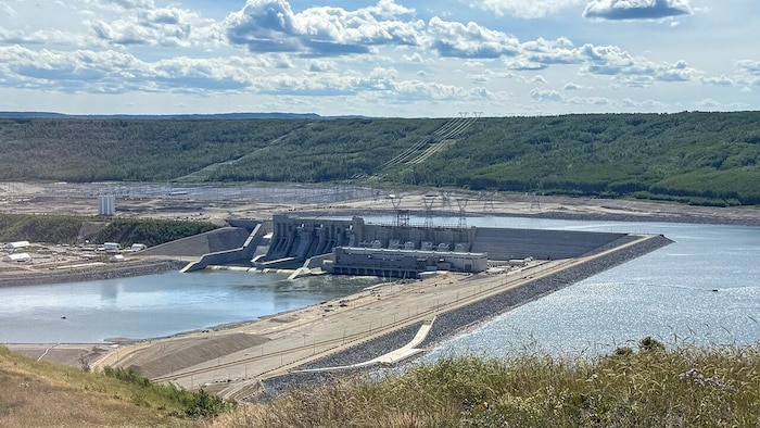 Le barrage du Site C vu depuis le point de vue panoramique, situé à l'extérieur de Fort St. John, le 5 août 2025.