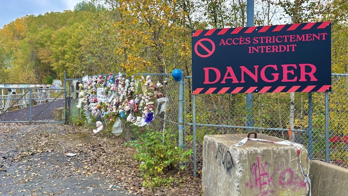 Un panneau "accès strictement interdit, danger" est à l'entrée du site désaffecté.