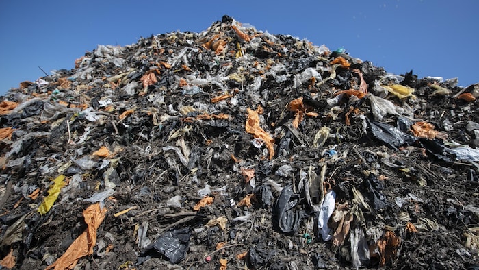 Une immense pile de déchets de plastique.