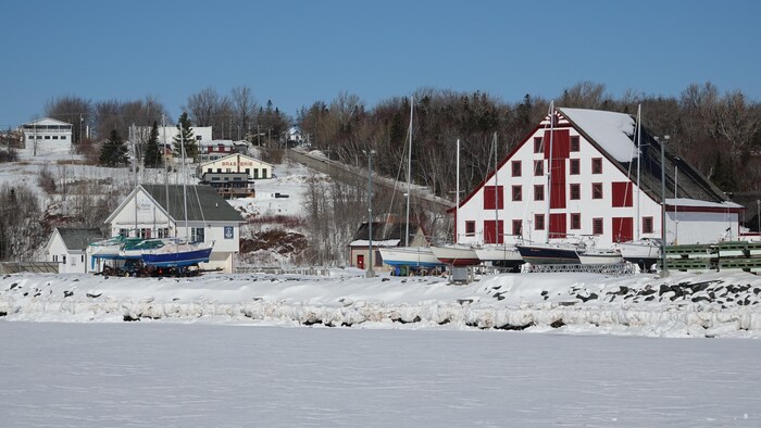 Un bâtiment du Lieu historique national du Canada du Banc-de-Pêche-de-Paspébiac en hiver.