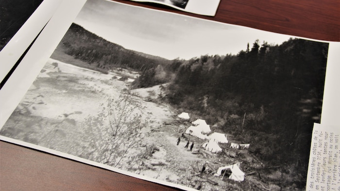 Une photo d'archives en noir et blanc sur laquelle on voit un campement.
