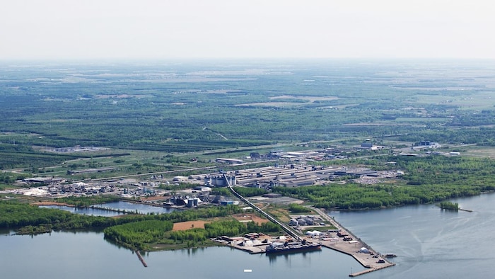 Vue aérienne du parc industriel et portuaire de Bécancour.
