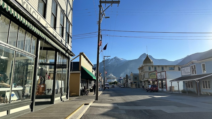 Une rue du centre-ville de Skagway déserte, malgré la présence d’un immense bateau de croisière amarré au port.
