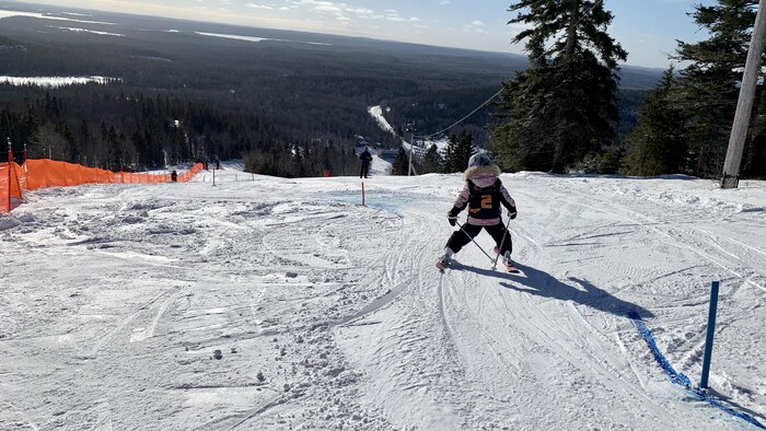 Une jeune skieuse en action au mont Kanasuta.