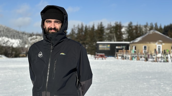 Marc-André Busque pose devant une yourte.
