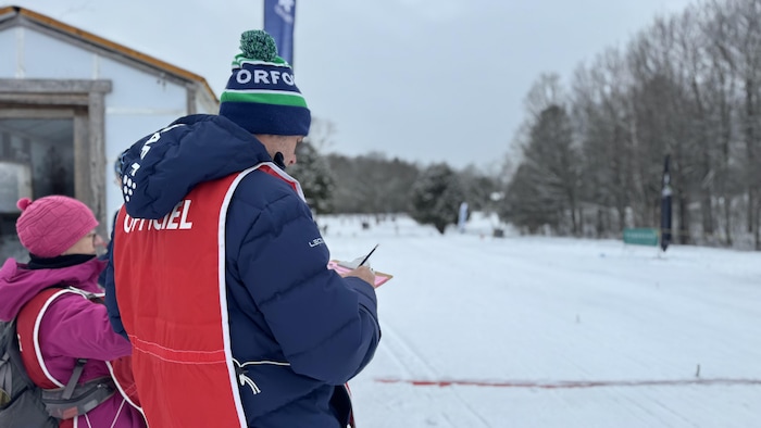 Un bénévole à la Coupe Québec de Sherbrooke.