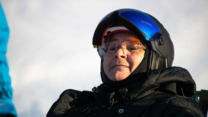 Carole Lapierre, bien emmitouflée, portant un casque de sécurité, sourit.