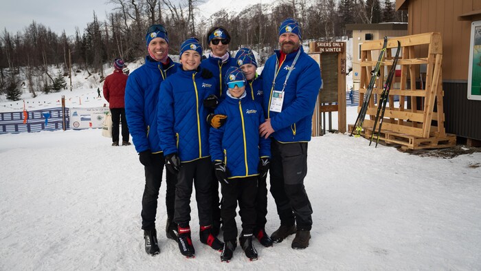 L'équipe de ski de fond du Nunavut, avec quatre athlètes et deux coachs, aux Jeux de l'hiver de l'Arctique 2024, à Mat-Su en Alaska. 
