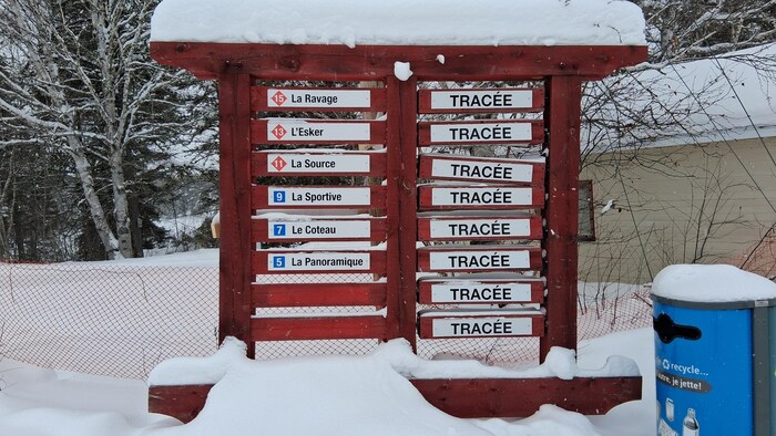 Un tableau d'affichage indique que les huit pistes de ski de fond sont tracées.
