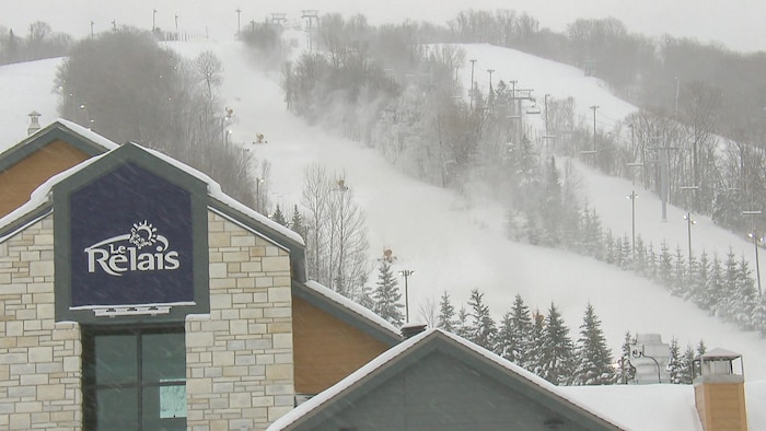 Le centre de skis Le Relais à Lac-Beauport lors de précipitations de neige en novembre 2018
