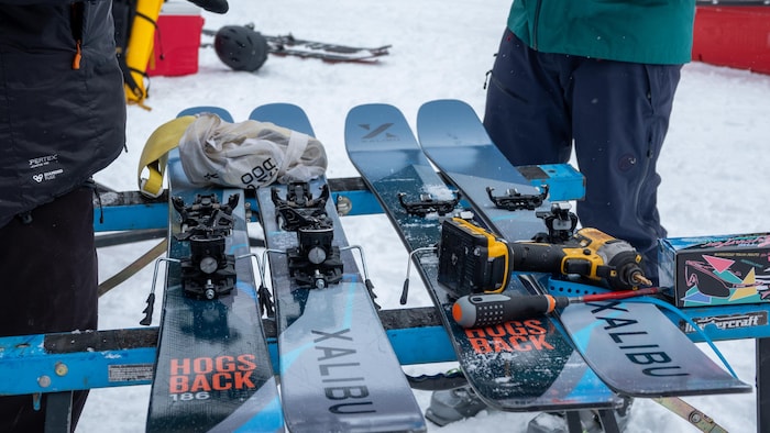 Des skis déposés sur des tréteaux pour travailler sur les fixations.