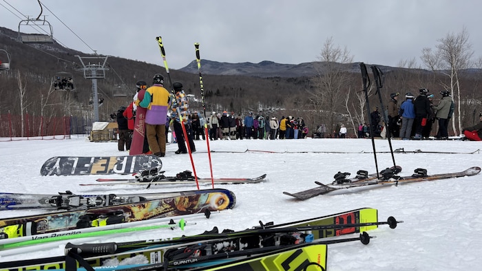 Des skis au haut d'une pente. 