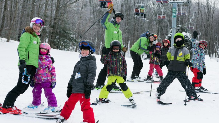 De jeunes skieurs avec des moniteurs.