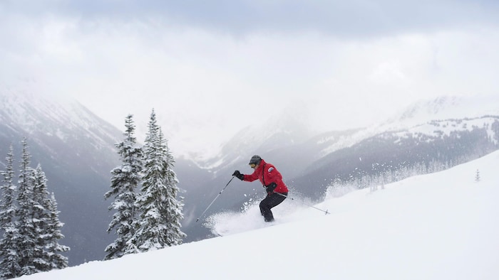 Un skieur dévale un piste de Whistler Blackcomb.