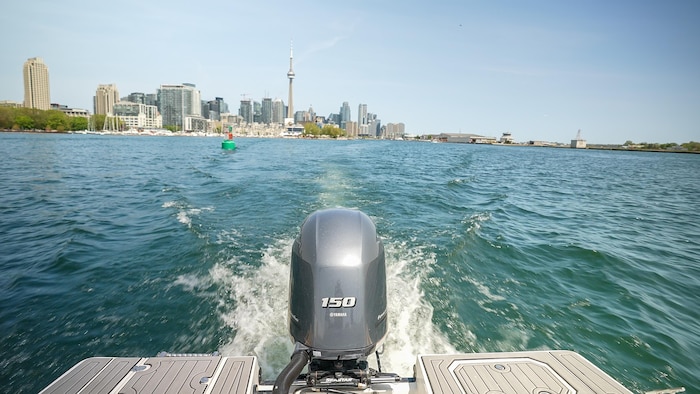 Vue depuis l'arrière d'un bateau à moteur.