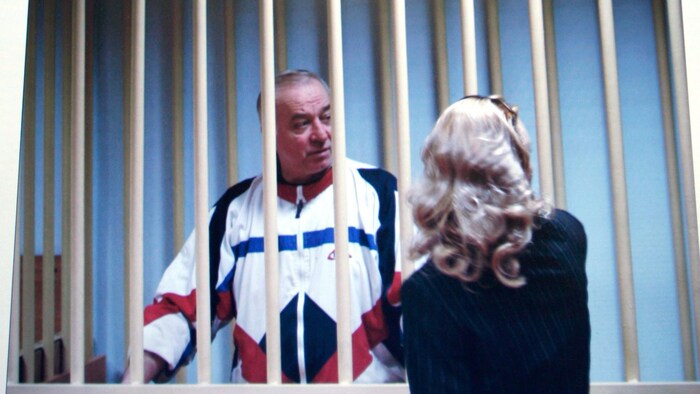 Image prise d'un moniteur vidéo montrant Sergueï Skripal avec son avocate en discussion.