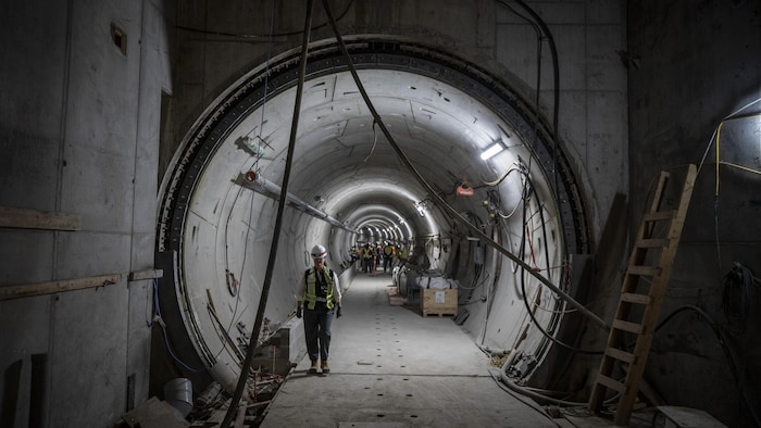 Des équipes travaillent sur le projet de construction du SkyTrain à Vancouver, le 2 juin 2025.