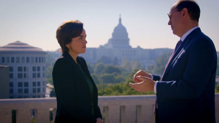 Un homme et une femme discutent à Washington.