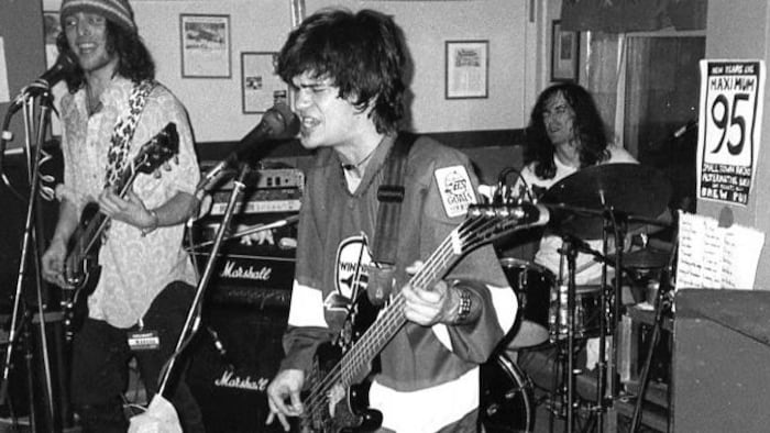 les trois musiciens du groupe Small Town Rhino en noir et blanc. 