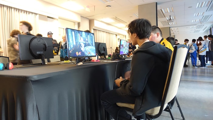 Des jeunes jouant à Super Smash Bros. Ultimate.
