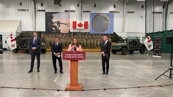 Danielle Smith en conférence de presse avec le ministre de la Défense David McGuinty