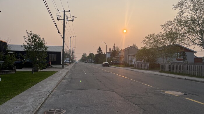 Une rue de Sept-Îles sous un ciel voilé.