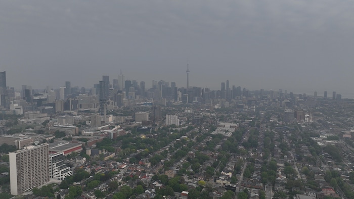 Image aérienne prise au-dessus de la rue Bloor Ouest, entre Bathurst et Spadina, en direction du centre-ville.