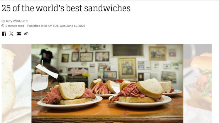 Un sandwich sur une table.