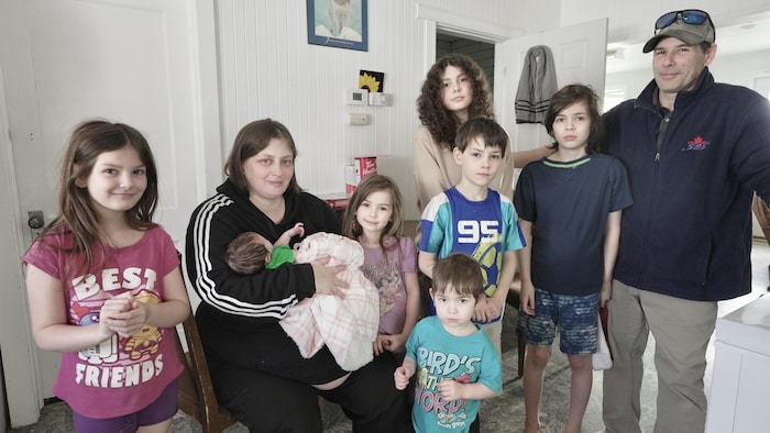 Ils sont debout avec leurs parents.