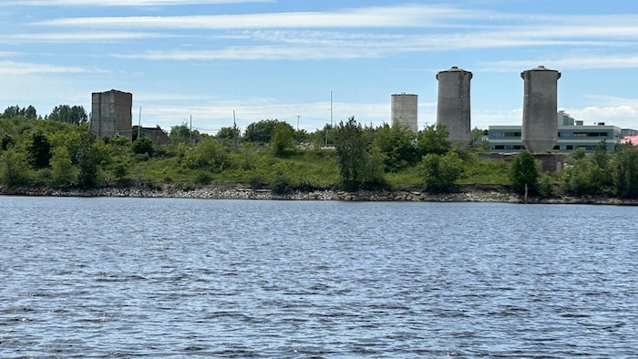 La papetière derrière la rivière.