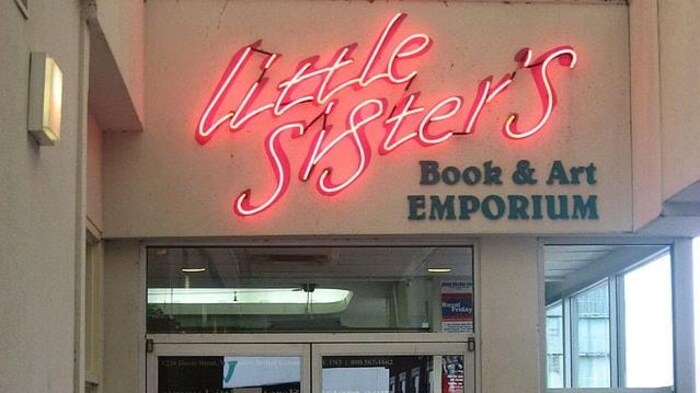 Un n&eacute;on affiche le nom de la librairie.