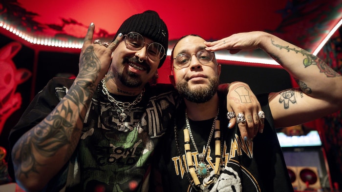 Portait de Quinton « Yung Trybez » Nyce et Darren « Young D » Metz de Snotty Nose Rez Kids en studio à Vancouver, le 20 février 2025.