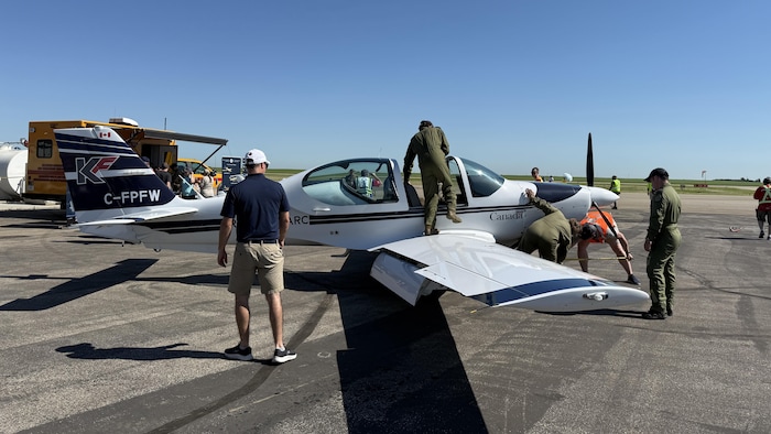 Un pilote qui monte à bord d'un avion avant le spectacle des Snowbirds.