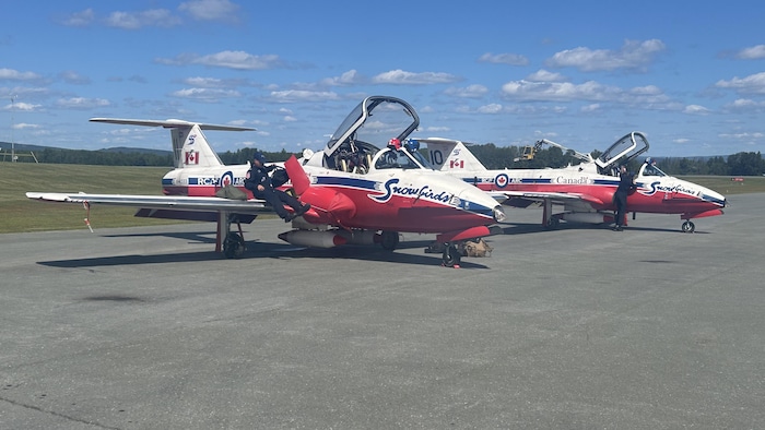 Deux avions des Snowbirds sur le tarmac de l'Aéroport de Charlo.