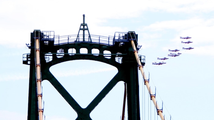 Un groupe de huit avions au-dessus du pont.