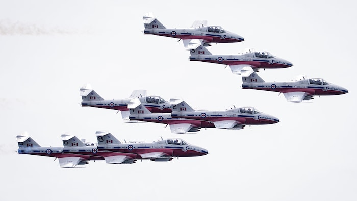 Les Snowbirds en formation lors d'une répétition au nord du lac Ontario le vendredi 4 septembre 2026.
