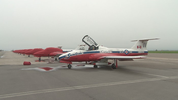 Un avion sur la piste.