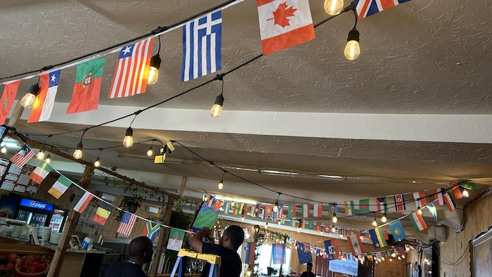 Des banderoles de drapeaux accrochées au plafond du restaurant. 